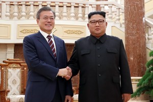 朝最高領導人金正恩（右）與韓總統文在寅在平壤會晤。（圖源：Pyongyang Press）