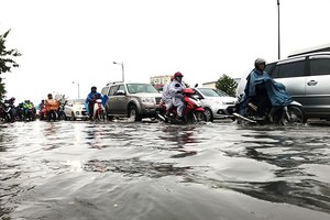 本月７日晚上的暴雨令范文同街頓成澤國。