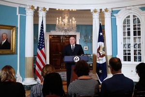 美國國務卿蓬佩奧當地時間17日說，美國將在2019財年最多接收3萬名難民，與今年相比降幅超三成，為近40年來最低水準。（圖源：AP）