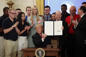 特朗普17日下午在總統全國勞工委員會成立的會議上透露會有關於對中國產品加徵關稅的重大宣佈。（圖源：AP）