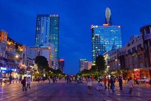 市中心將增設步行街。圖為阮惠步行街夜景一瞥。