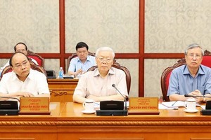 黨中央總書記阮富仲（前中）主持黨中央政治局會議。（圖源：越通社）