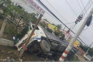 事故現場卡車滑落路邊並側翻。（圖源：H.Minh）