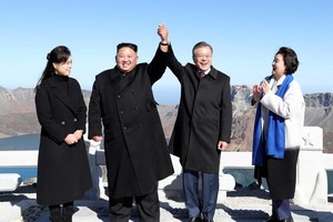在白頭山主峰“將軍峰”，文在寅(右二)和金正恩(左二)。（圖源：路透社）