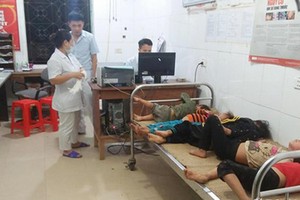 遭蜂螫的傷者及時獲送乂安省桂豐縣衛生防疫中心救治。（圖源：霸強）