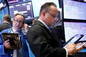 交易員在美國紐約證券交易所工作。（圖源：互聯網）