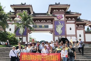 考察團在南山寺前留影。