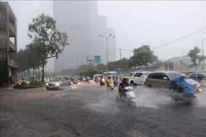 昨(24)日中午11時30分開始大面積的強降雨並持續4個小時，導致本市多條街道和低窪地區被水淹。（圖源：越通社）