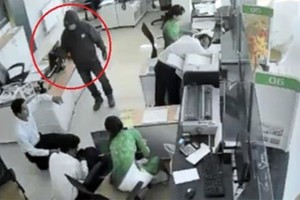 市人委會副主席黎清廉：提高本市銀行安全防範能力。圖為茶榮省某銀行遭劫匪持槍衝入銀行打劫時被監控器拍下的畫面。（圖源：監控視頻截圖）