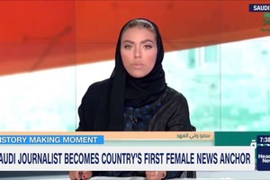 沙特阿拉伯20日在國營電視台的主要晚間新聞報道中首次出現女性主播。（圖源：互聯網）