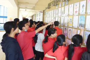 每節下課都聚集許多師生駐足欣賞與討論，頓時成了校園最紅一景。