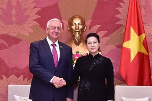 國會主席阮氏金銀（右）接見白俄羅斯共和國參議院主席米亞斯尼科維奇。（圖源：VOV）