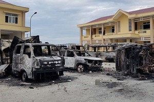 藩里消防警察機關的汽車被搗亂者焚燒。（圖源：VOV）