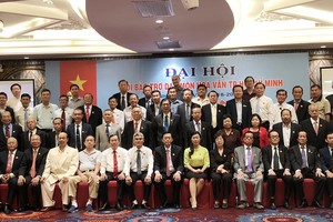 新屆執委與各代 表合影。