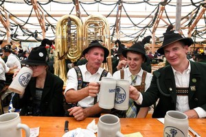 德國慕尼黑啤酒節上參與者舉杯慶祝。（圖源：路透社）