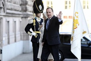 瑞典首相勒文昨（25​​日）抵達議會時，向鏡頭揮手示意。 （圖源：AFP）