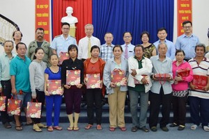 在本報社址組織派發月餅給窮人。