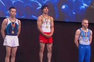 越南選手黎清松（左一）摘銀。