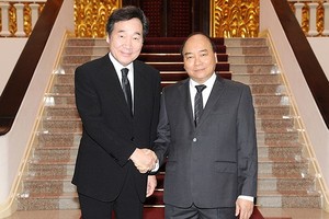 政府總理阮春福（右）接見韓國總理李洛淵。（圖源：光孝）