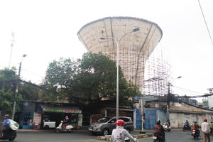 水塔拆除工作存在安全隱患。圖為位於平盛郡第五坊阮文豆街175A號的水塔。（圖源：黎義）