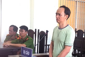 被告人裴孟同站在被告席上答法官問案。（圖源：國忠）