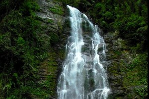 溪琴瀑布猶如一塊蜿蜒飄下的絲帶。