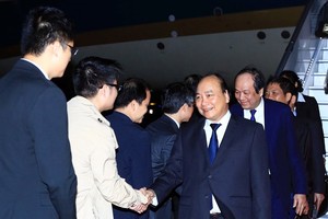 越南常駐聯合國代表團和大使館幹部在肯尼迪機場迎接政府總理阮春福。（圖源：越通社）