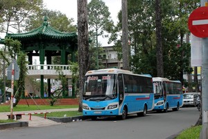 客車佔用街道作為接送乘客地點。
