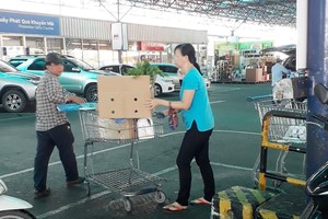 使用紙箱盛裝貨品來取代塑料袋。