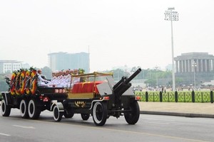 護送國家主席陳大光靈柩返回寧平省家鄉。（圖源：越通社）