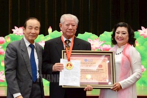 市貧窮病人輔助會榮獲國家主席授予一等勞動勳章。（圖源：市黨部新聞網）