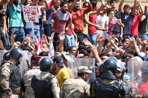 美國務院在伊拉克大規模騷亂後宣佈關閉美駐巴士拉領事館。（圖源：AFP）