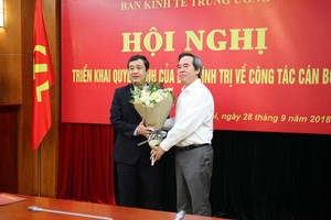 中央經濟部長阮文平（右）向吳東海同志贈送鮮花表示祝賀。（圖源：PV）