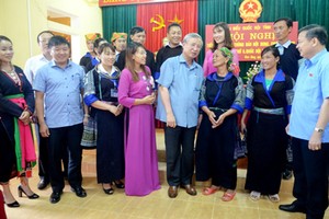 黨中央書記處常務書記陳國旺（左五）與穆崗寨縣選民交談。（圖源：安沛報）