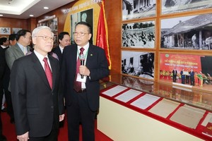 阮富仲總書記參觀越南農業學院。（圖源：越通社）