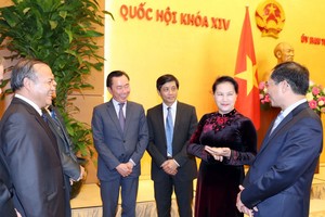 國會主席阮氏金銀與各位 新大使交談。（圖源：越通社）