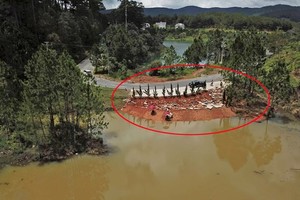 圖中畫紅圈的是已被拆除的違章工程。（圖源：段堅）