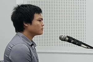 出庭受審的被告人潘武靈答法官問案。（圖源：公理報）