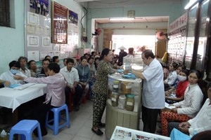 第五郡東醫會慈善診所每週兩次免費為貧窮病人治病。