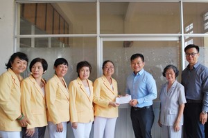 萬盛發集團代表向長青文藝俱樂部執委會贈送經費。