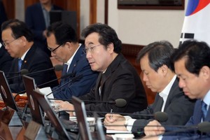 10月2日，在中央政府首爾辦公樓，韓國國務總理李洛淵（中）主持召開國務會議。（圖源：韓聯社）