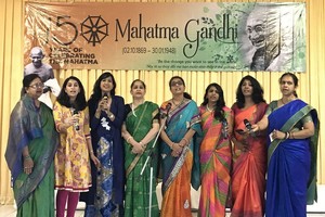 印度婦女在聚會上高歌助興。