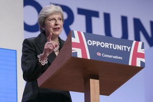 英國首相特蕾莎‧梅在保守黨年會上發表演講。（圖源：新華網）