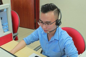 1022 號技術基礎設施熱線電話總台員張晉海。