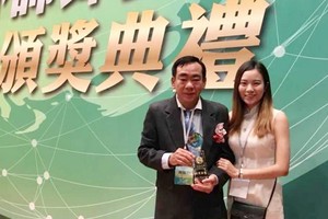 周智勤老師與女兒喜迎華文教學獎。