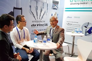 歐宴泉醫師與各研究員交流。