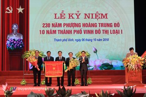 榮市榮獲政府總理頒贈競賽錦旗。（圖源：乂安電視台）