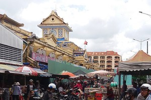 修建中的平西街市。