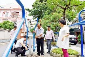 探姨（右）與新平郡第七坊幹部在第一街區的花園內。