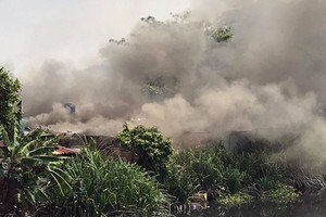 廢料回收站火警現場濃煙滾滾。（圖源：孟玲）